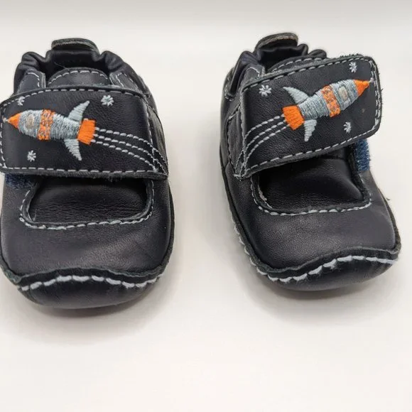 Multiple pairs of Gently Used Baby Booties - Picture 5 of 10